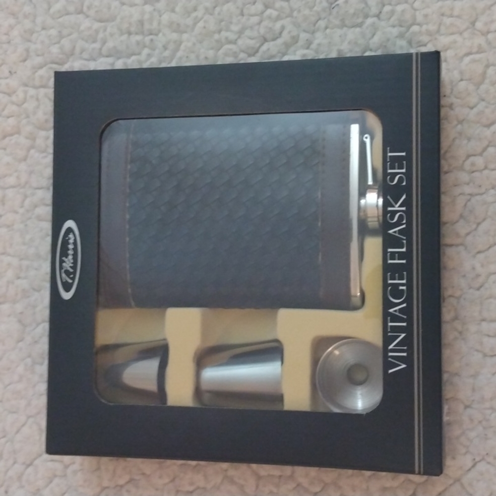 NWOT T. Harris Stainless Steel Flask Set